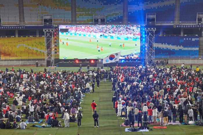 지난 24일 수원시 팔달구 수원월드컵경기장에서 도민들이 월드컵 응원을 하고 있다.jpg