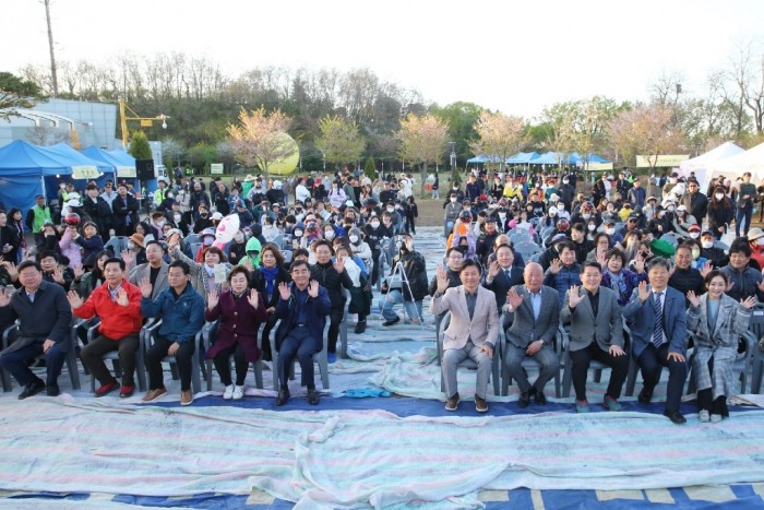 2-4. 부천 도당산 벚꽃축제에 참여한 주요 관계자들과 방문객들.jpg