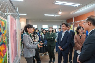 (사진4) 김현아 부천 문화도시센터장이 조용익 부천시장에게 작품에 대해 설명하고 있다 (2).jpg