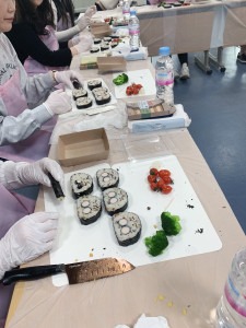 수정됨_2-2. 부천시 ‘영양플러스’ 요리 교실 참여자들이 캐릭터 김밥을 만들고 있다 (2).jpg