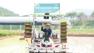 김동연, 파주 모내기 현장 방문. 농업인 격려